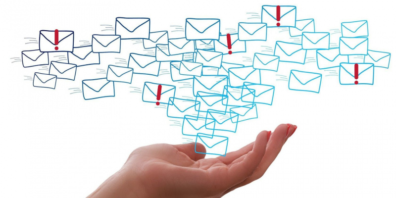   persoană's hand with mail and exclamation icons