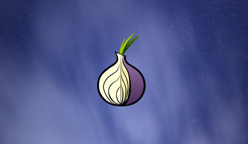  Tor pārlūkprogrammas logotips ir redzams uz tumši zila debesu fona