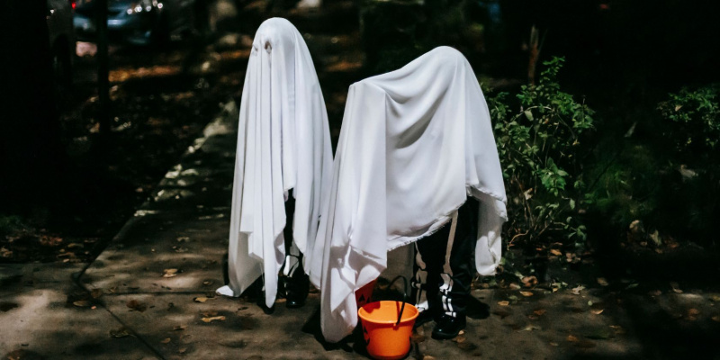   마을의 할로윈 밤에 유령 의상을 입은 얼굴 없는 아이들