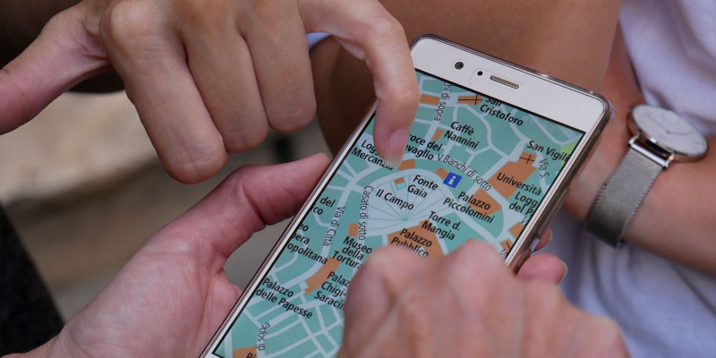   dues persones que troben una ubicació en una aplicació de mapes
