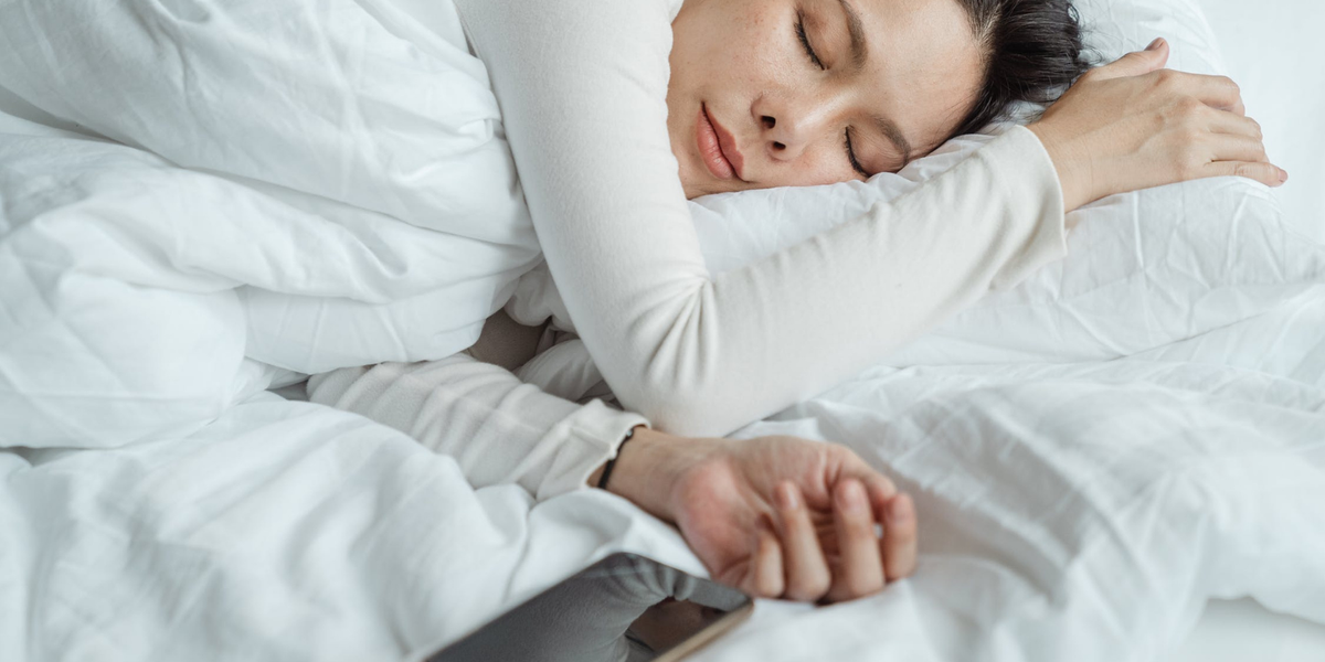 3 powody, dla których spanie obok telefonu to zły pomysł