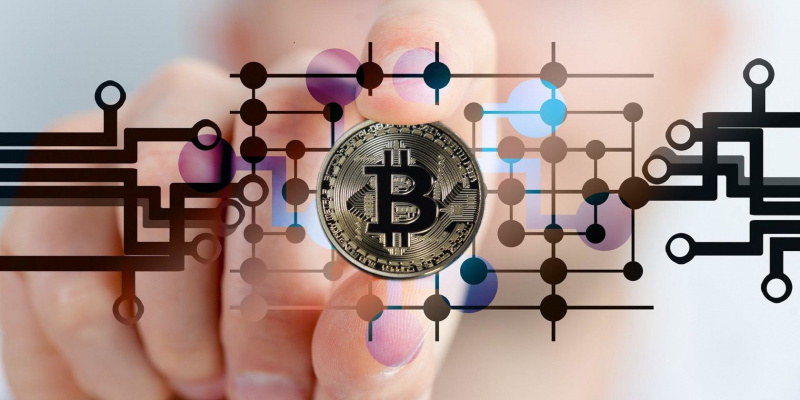   Hand som håller i Bitcoin-logotypen