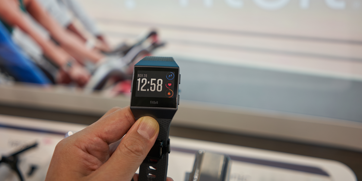 Hur man ändrar tiden på en Fitbit