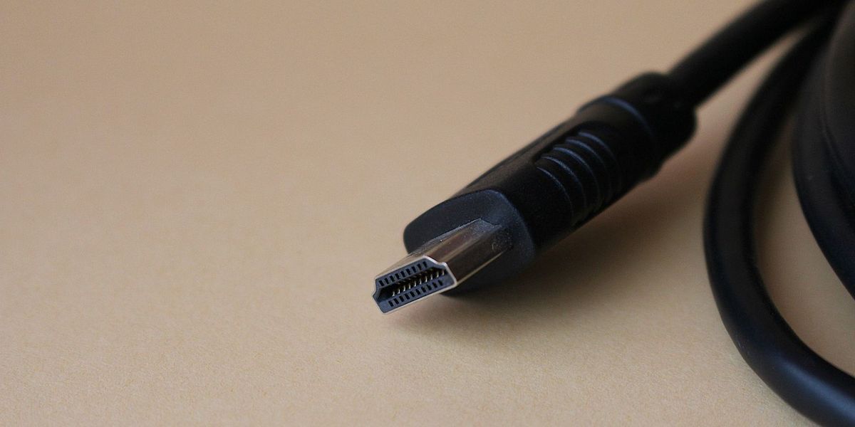 Hogyan működnek a HDMI -osztók, és csökkenthetik -e a kábel rendetlenségét?