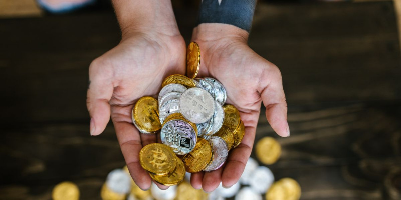   Buksan ang mga kamay na may hawak na crypto coins