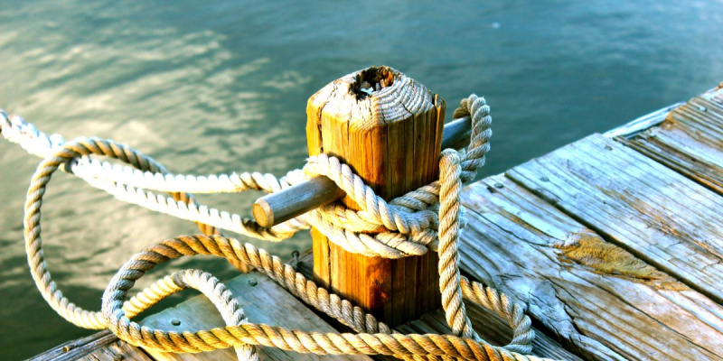   bild av ett rep bundet runt en påle på en båt