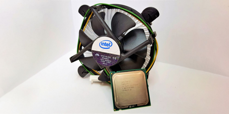   Een Intel Pentium 4-processor met een ventilator en koellichaam