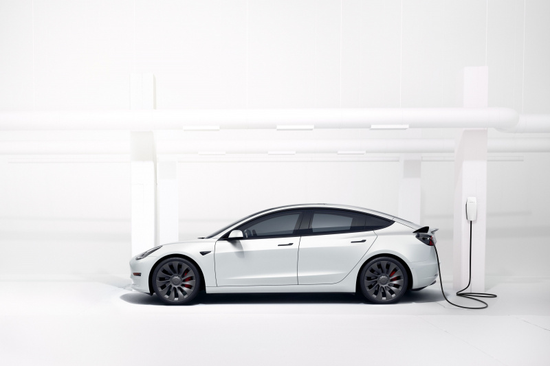   En hvit Tesla Model 3