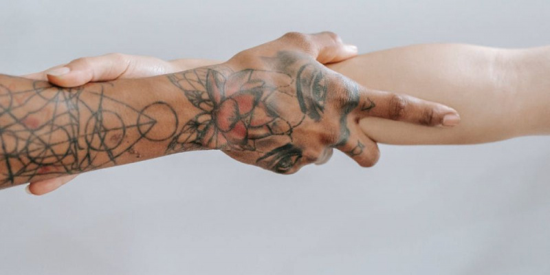   dve ruky sa navzájom držia's arms