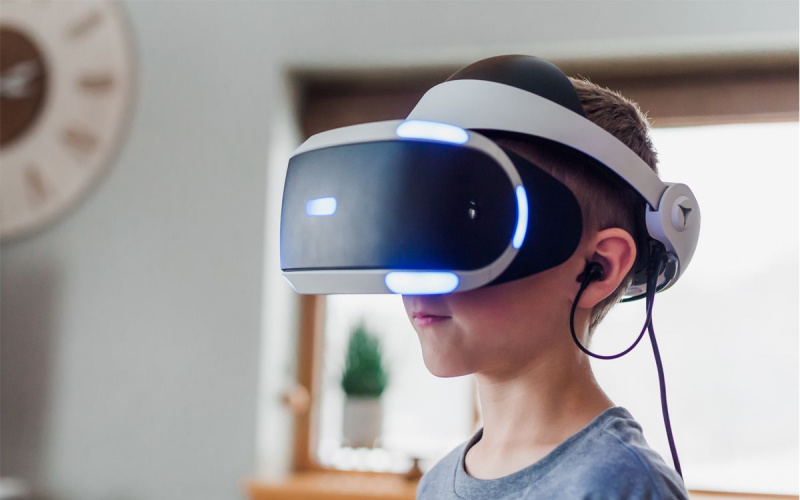   En pojke som bär ett virtual reality-headset