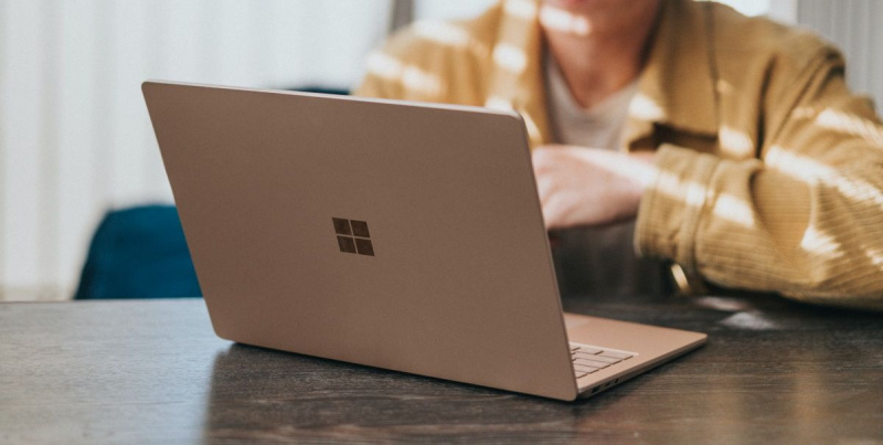   Utilizzo di un laptop Windows su una scrivania marrone