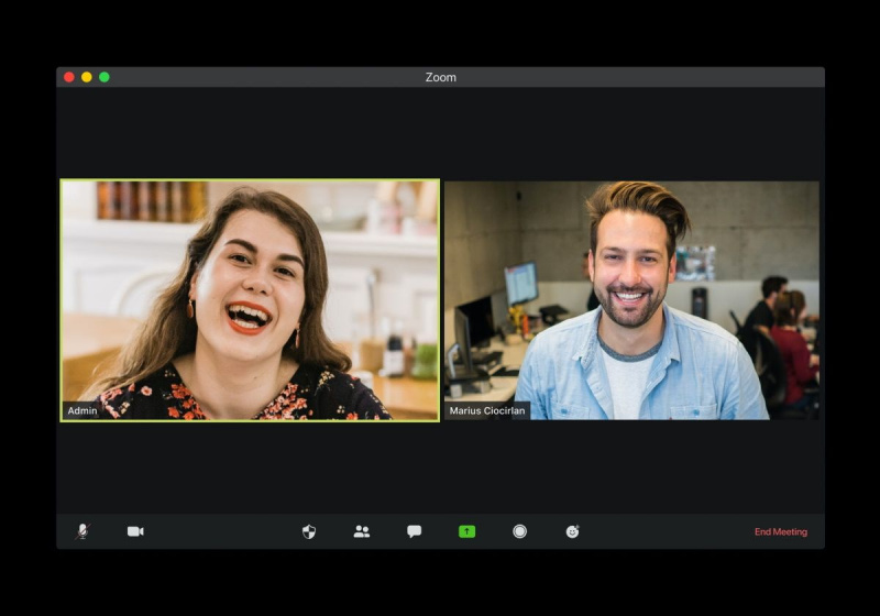   En skärm som visar två personer i ett videosamtal.