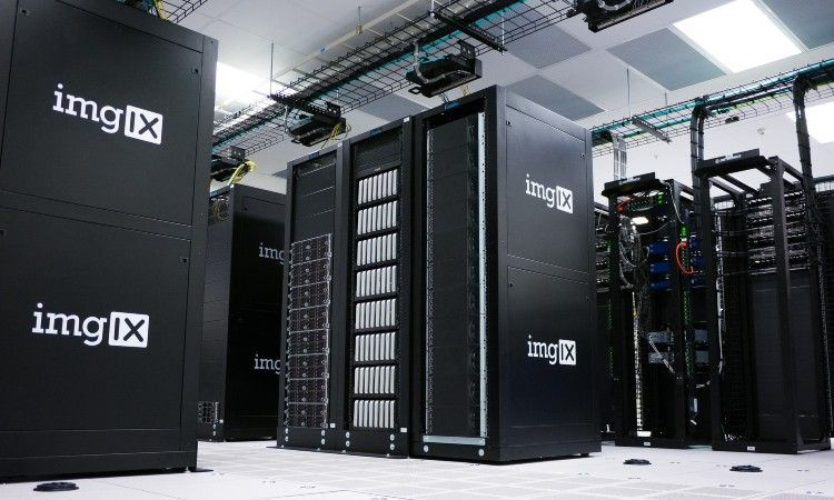   ein Serverraum mit großen schwarzen Datenbankspeichereinheiten