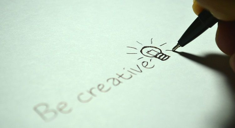   Imagem das palavras Seja criativo com uma lâmpada escrita em caneta