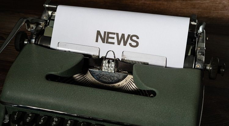   Imagem de uma máquina de escrever com a palavra notícia