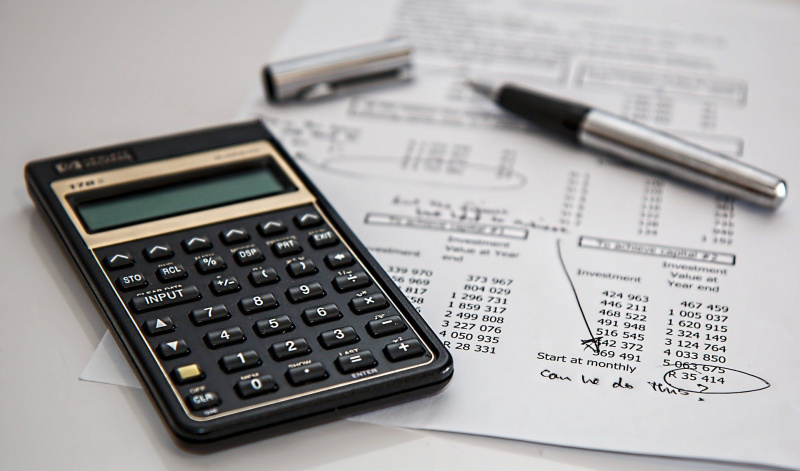   Калькулятор поверх бумаги с инвестиционными данными