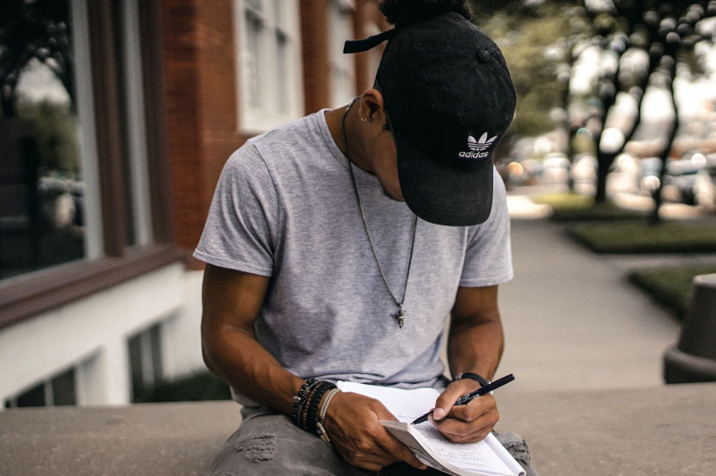   Čierny chlapec píše na papier