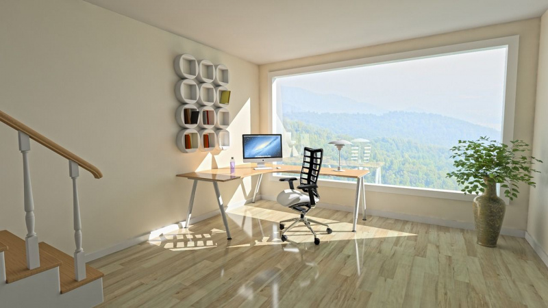  مكتب منزلي مضاء جيدًا مع كرسي مريح